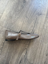 Load image into Gallery viewer, BLUBLONC CLOE  GIRLS PATENT LEATHER T-STRAP TAUPE
